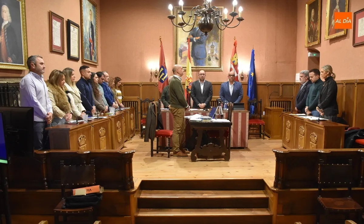 Foto 2 - El Pleno guarda un minuto de silencio y aprueba una moci&oacute;n de PP y PSOE con motivo del 25N