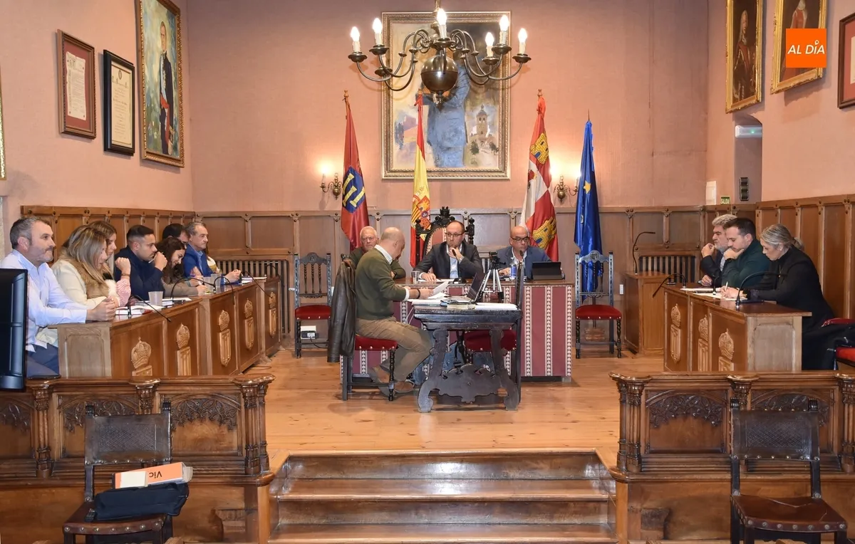 Foto 3 - El Pleno guarda un minuto de silencio y aprueba una moci&oacute;n de PP y PSOE con motivo del 25N