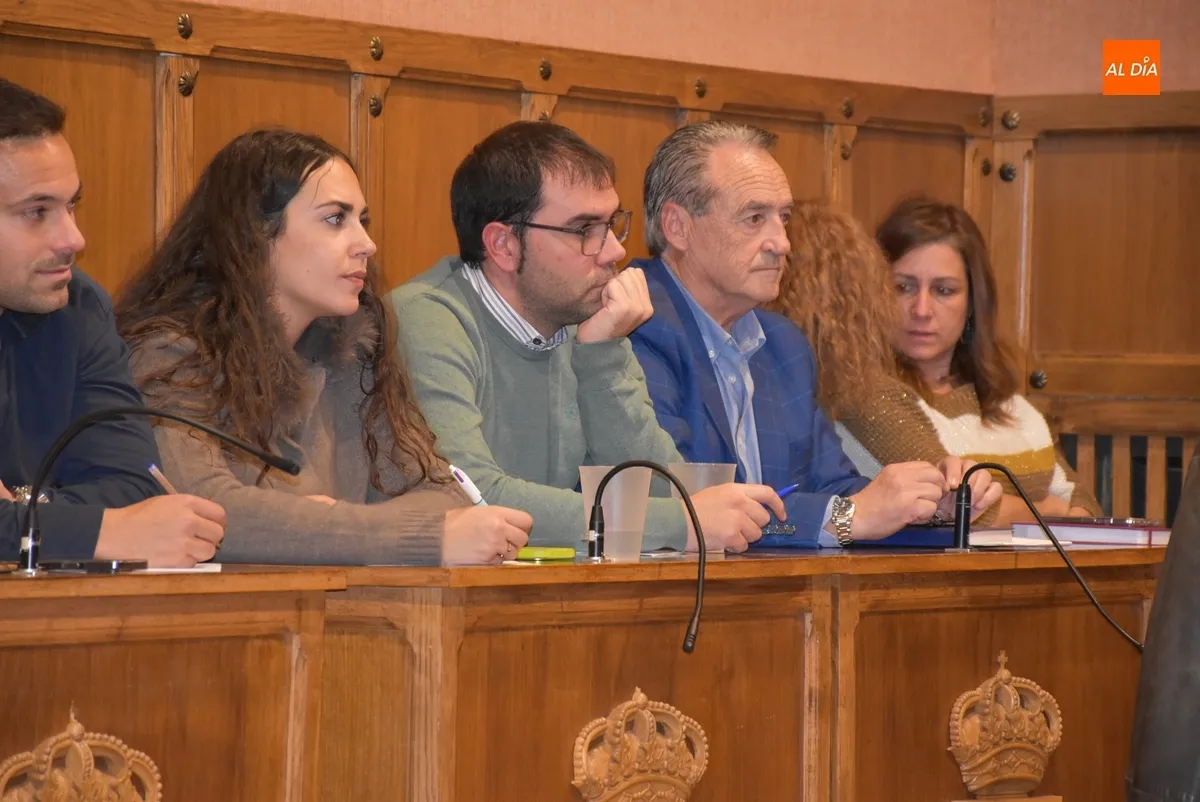 Foto 6 - El Pleno guarda un minuto de silencio y aprueba una moci&oacute;n de PP y PSOE con motivo del 25N