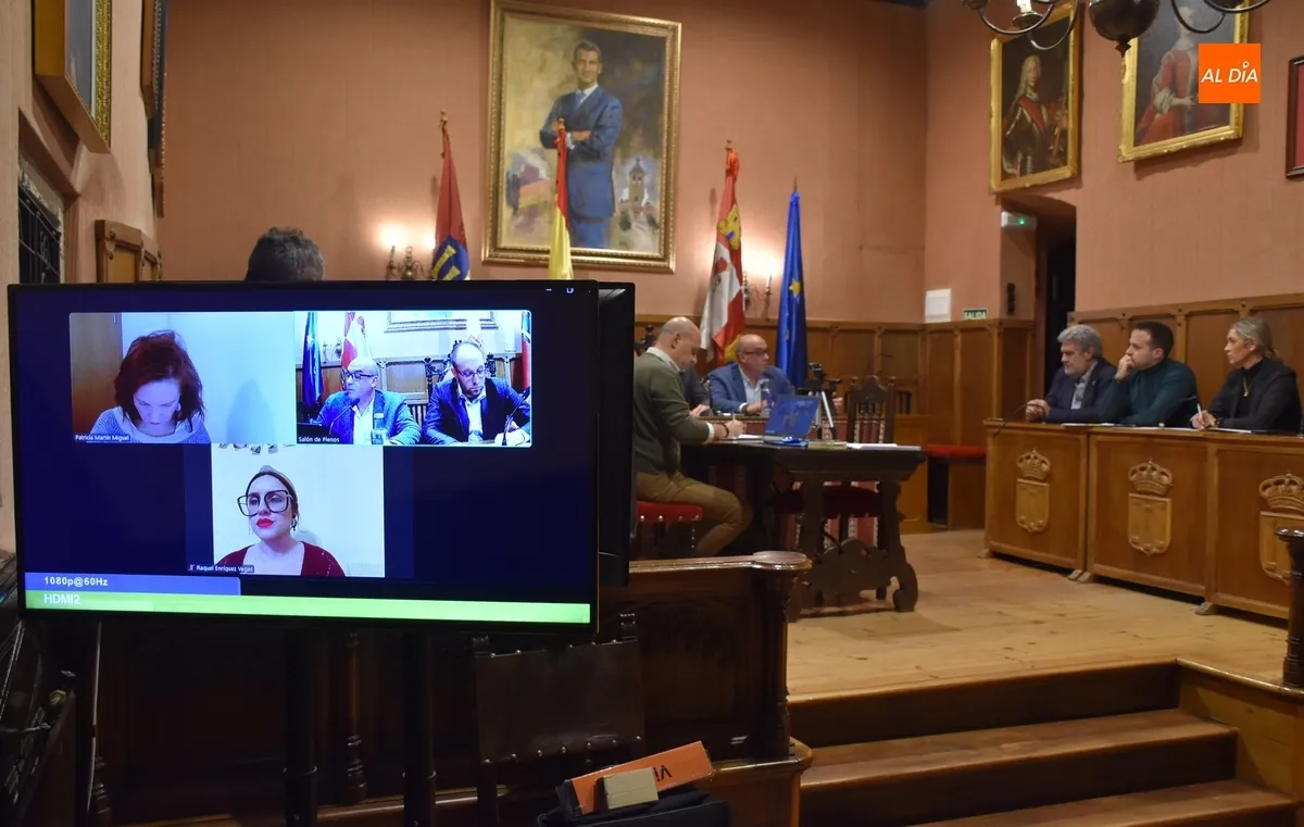 Foto 8 - El Pleno guarda un minuto de silencio y aprueba una moci&oacute;n de PP y PSOE con motivo del 25N