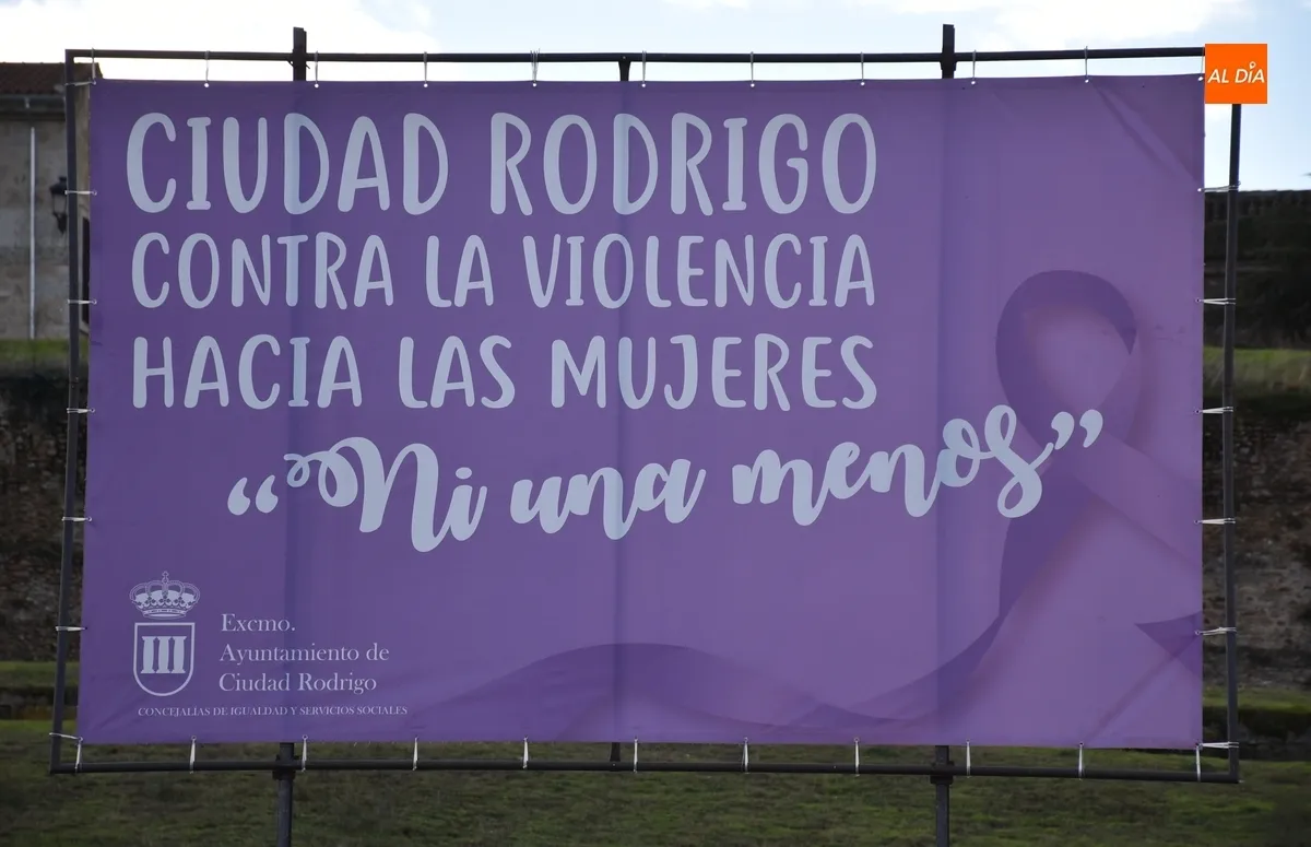 Foto 3 - Dispuesta la pancarta con la cual Ciudad Rodrigo grita &lsquo;Ni una menos&rsquo;