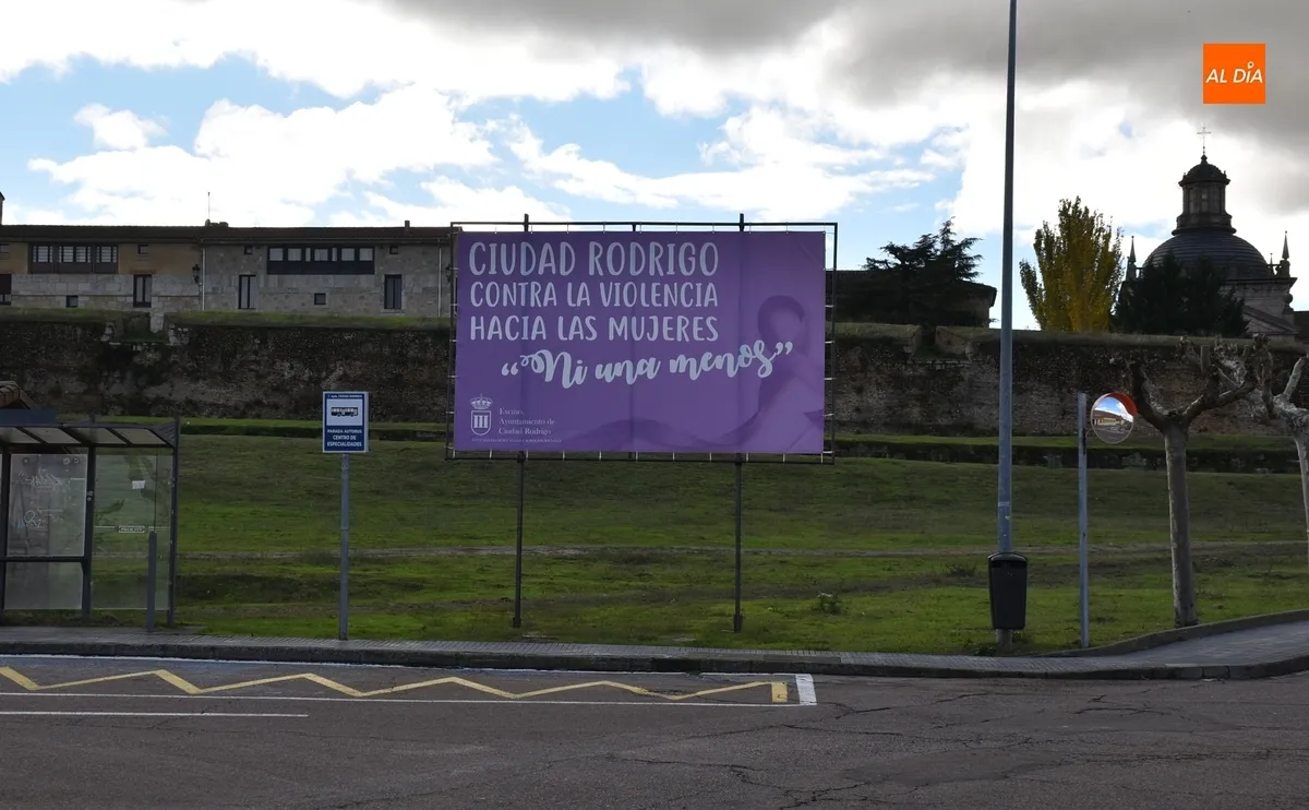 Foto 2 - Dispuesta la pancarta con la cual Ciudad Rodrigo grita &lsquo;Ni una menos&rsquo;