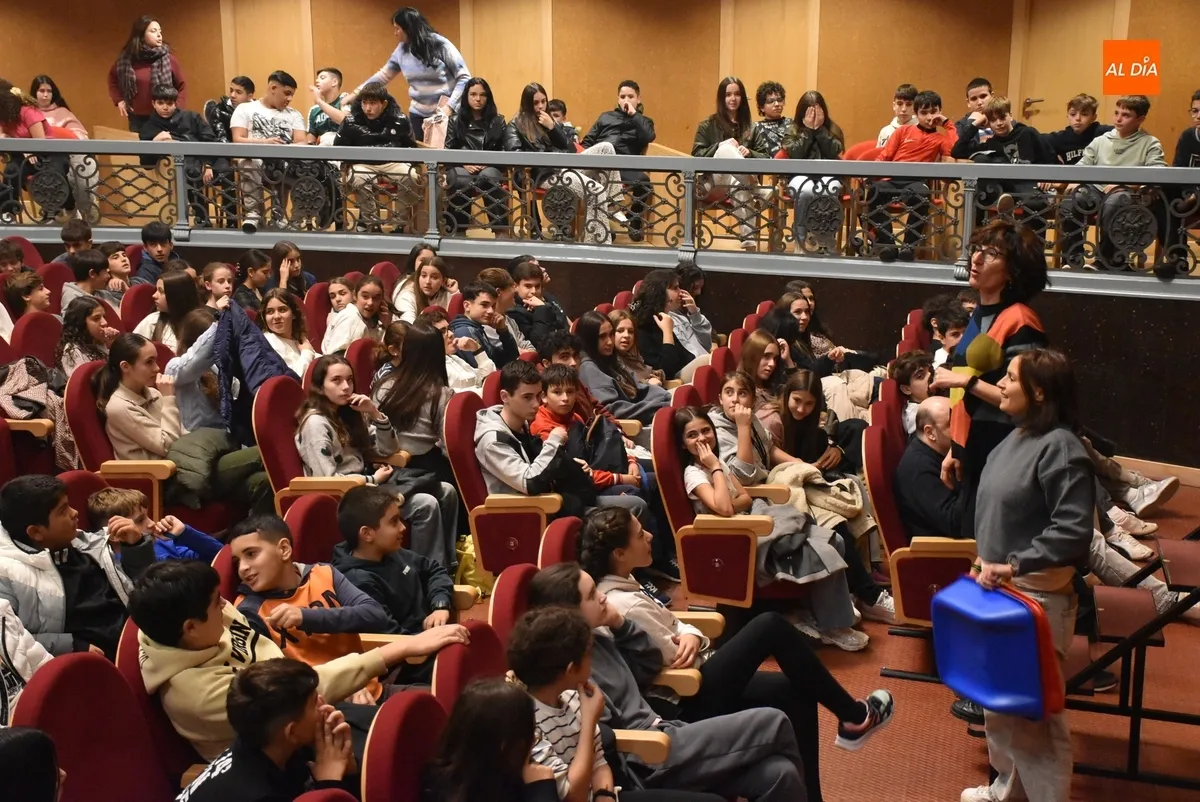 Foto 2 - Escolares de Secundaria se acercan a Don Quijote de la mano de Teatro de Poniente