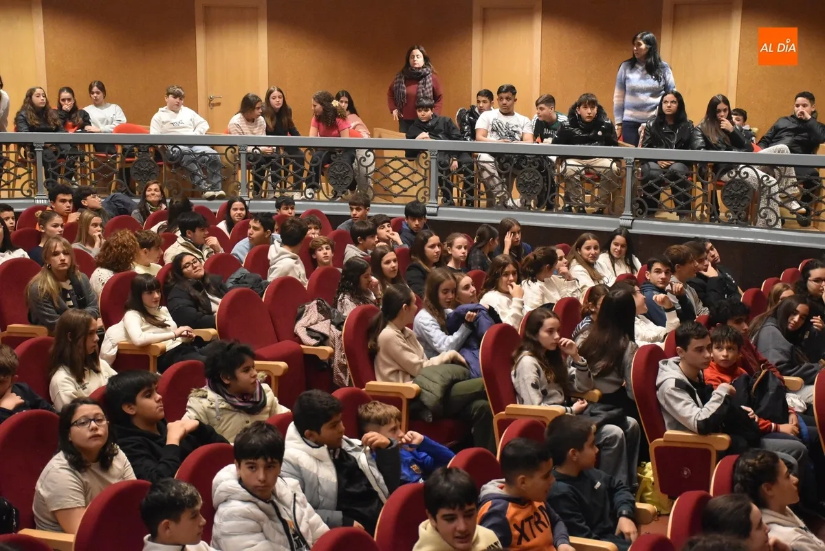 Foto 3 - Escolares de Secundaria se acercan a Don Quijote de la mano de Teatro de Poniente