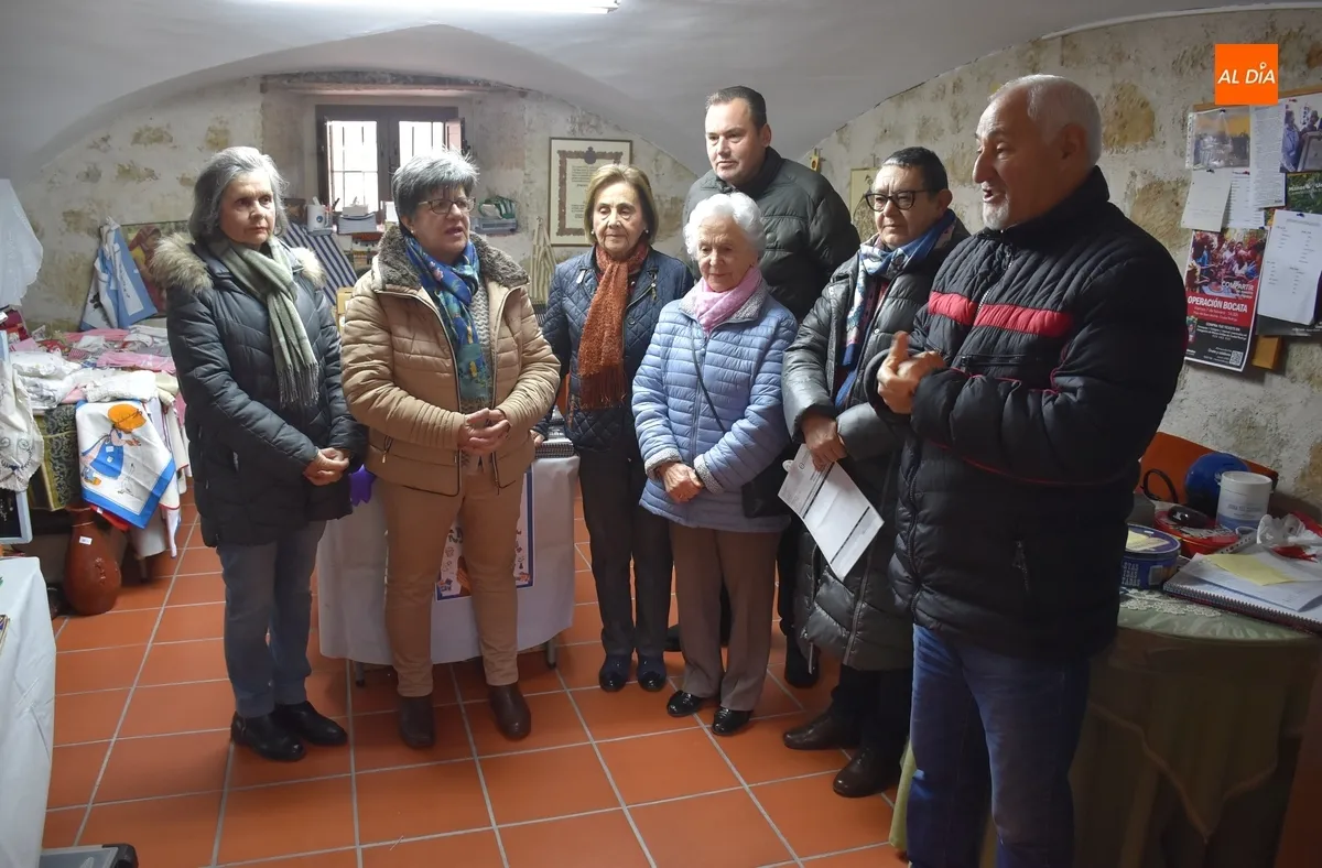 Foto 2 - Manos Unidas inaugura su rastrillo solidario, que repite en su sede del Palacio Episcopal