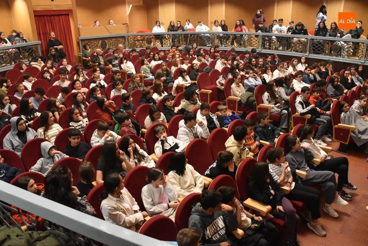 Foto 6 - Escolares de Secundaria se acercan a Don Quijote de la mano de Teatro de Poniente