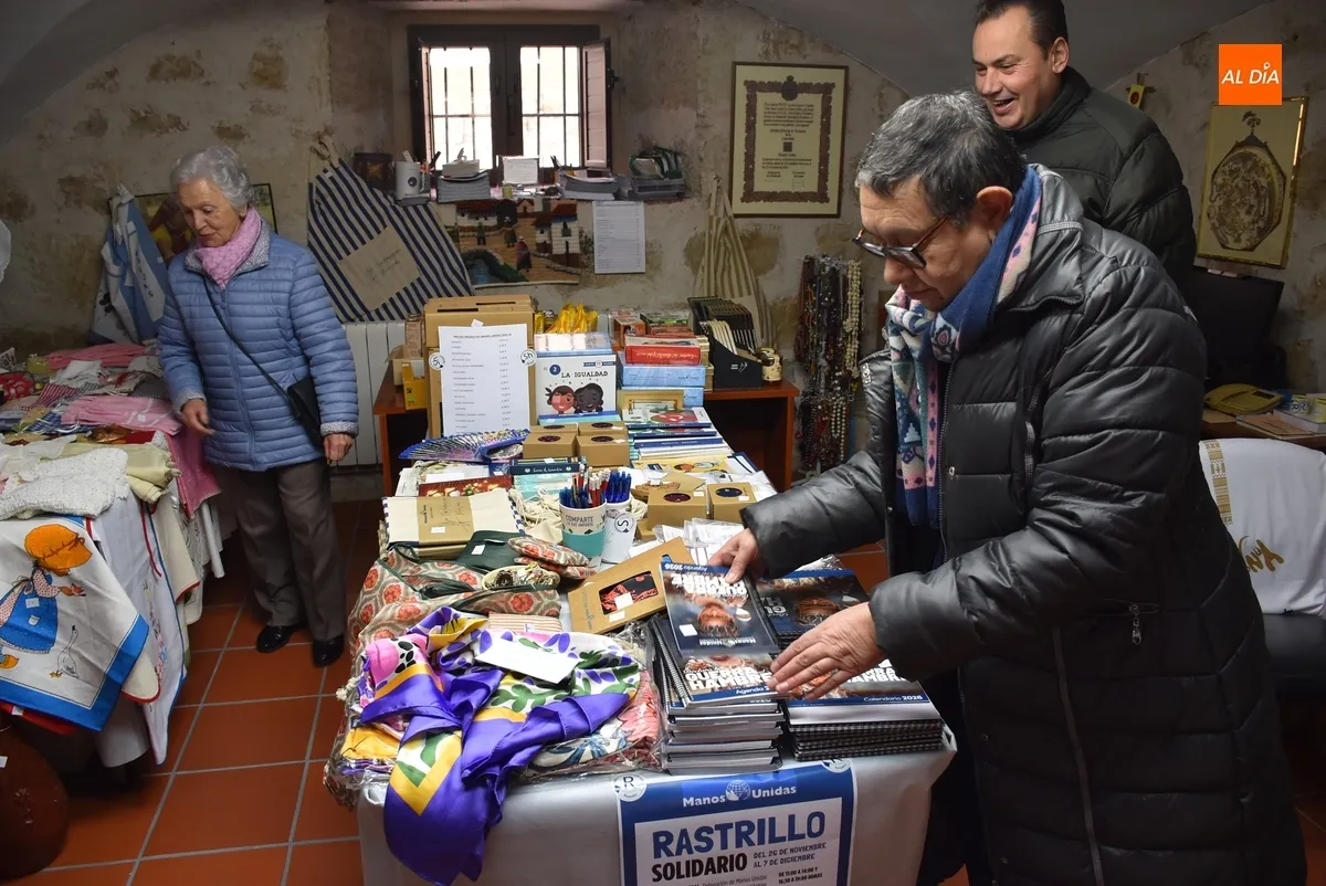 Foto 5 - Manos Unidas inaugura su rastrillo solidario, que repite en su sede del Palacio Episcopal