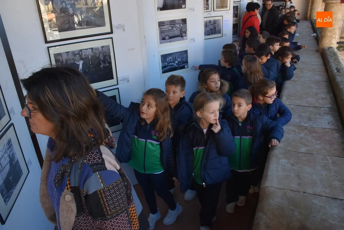 Foto 2 - Alumnos de Misioneras visitan el Ayuntamiento dejando un carrusel de peticiones de arreglos