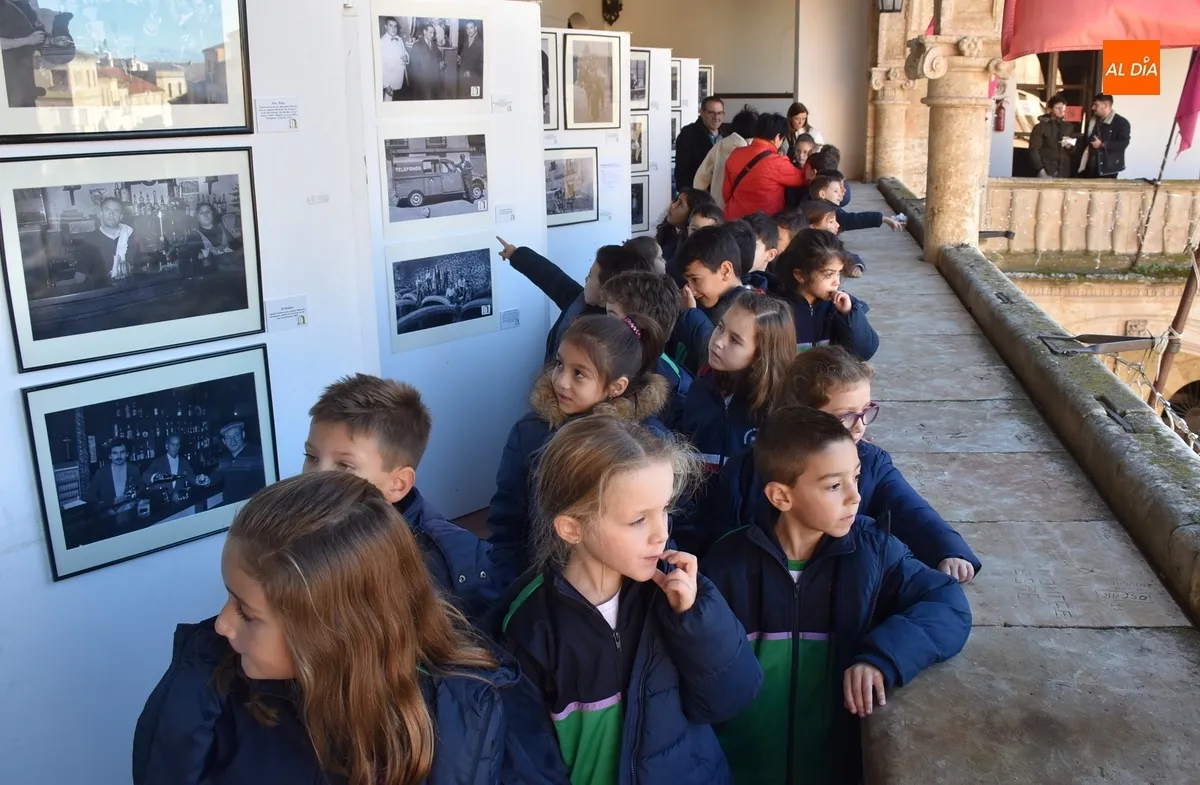 Foto 3 - Alumnos de Misioneras visitan el Ayuntamiento dejando un carrusel de peticiones de arreglos