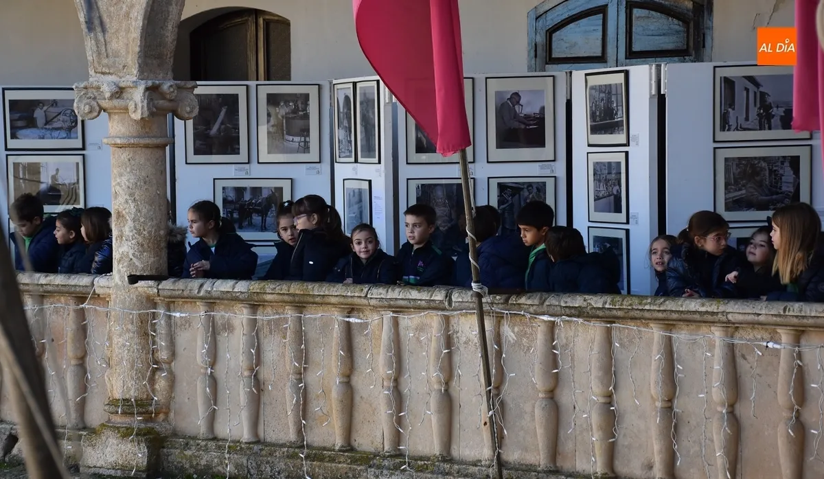 Foto 4 - Alumnos de Misioneras visitan el Ayuntamiento dejando un carrusel de peticiones de arreglos
