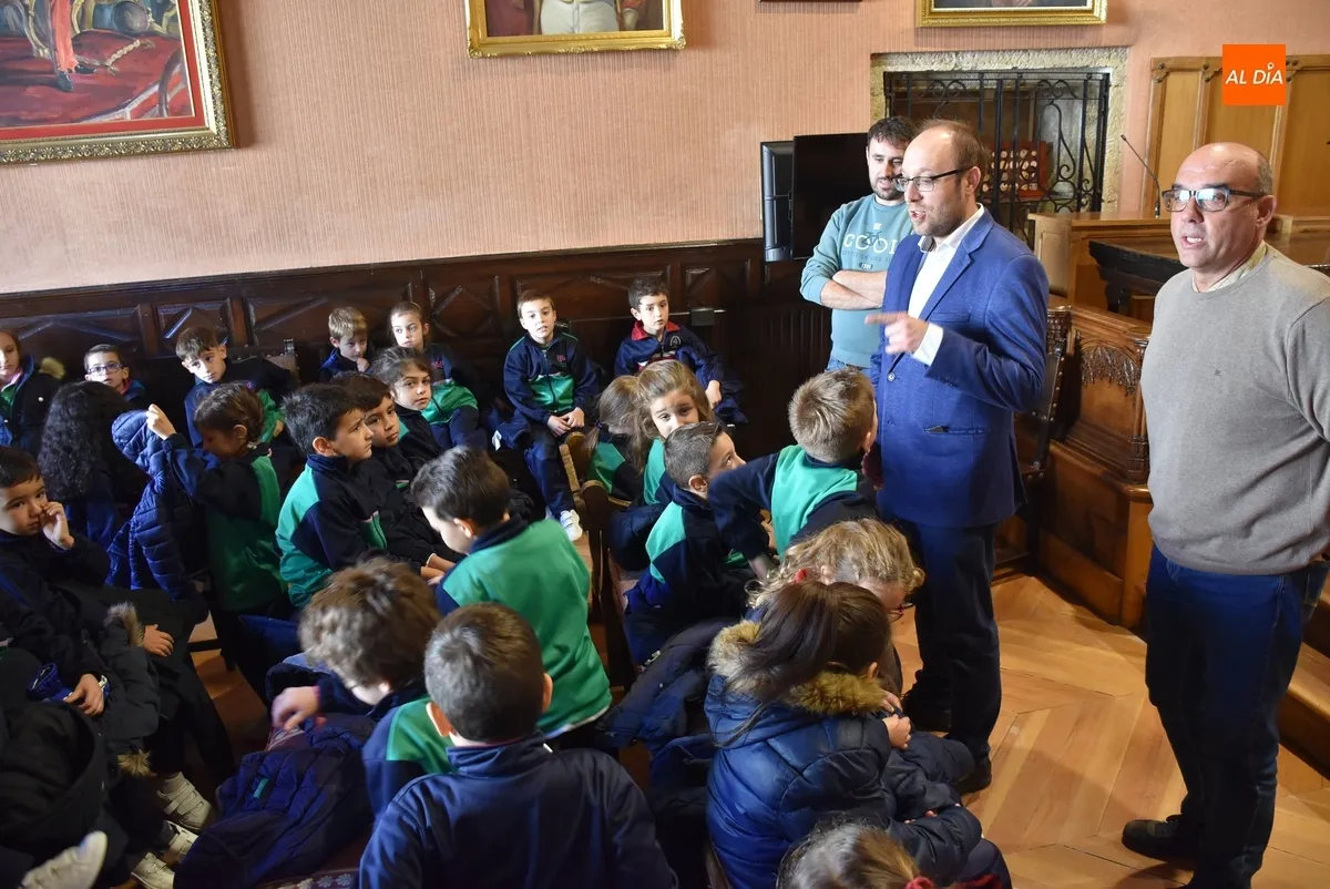 Foto 5 - Alumnos de Misioneras visitan el Ayuntamiento dejando un carrusel de peticiones de arreglos