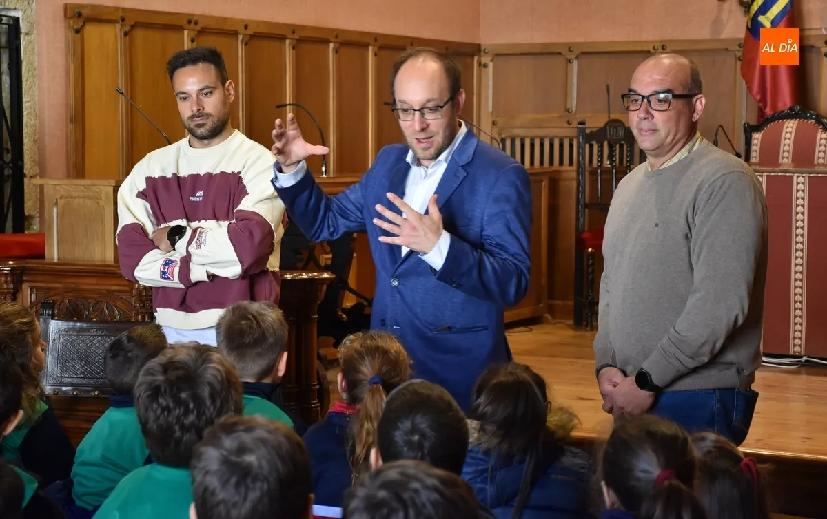 Foto 6 - Alumnos de Misioneras visitan el Ayuntamiento dejando un carrusel de peticiones de arreglos