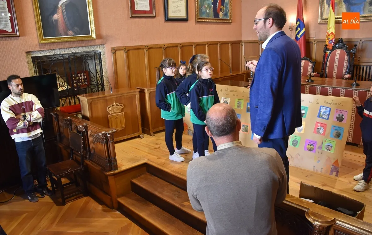 Foto 10 - Alumnos de Misioneras visitan el Ayuntamiento dejando un carrusel de peticiones de arreglos