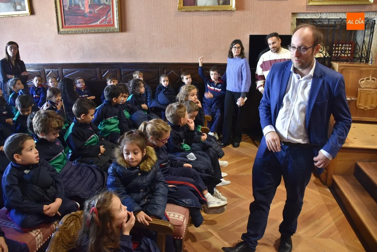 Foto 11 - Alumnos de Misioneras visitan el Ayuntamiento dejando un carrusel de peticiones de arreglos