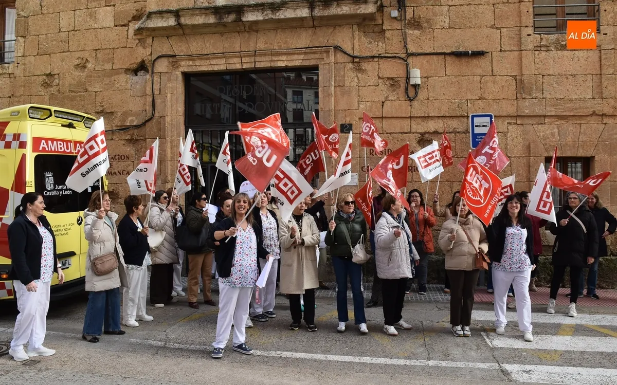 Foto 2 - Trabajadores de la Residencia Mixta reclaman a la Diputaci&oacute;n una mejora salarial