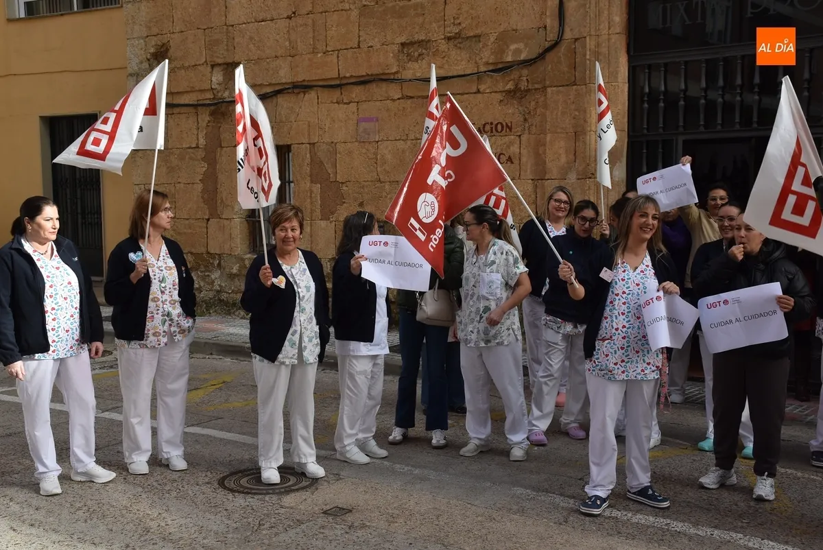 Foto 3 - Trabajadores de la Residencia Mixta reclaman a la Diputaci&oacute;n una mejora salarial