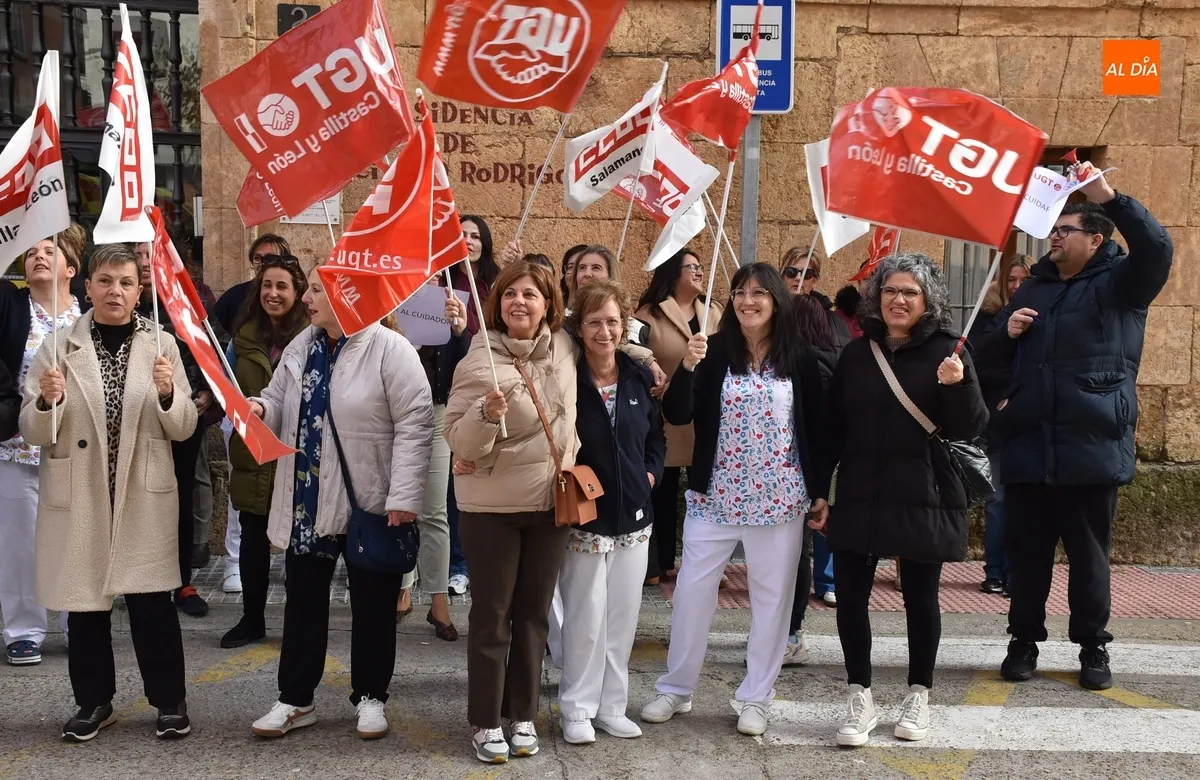 Foto 4 - Trabajadores de la Residencia Mixta reclaman a la Diputaci&oacute;n una mejora salarial