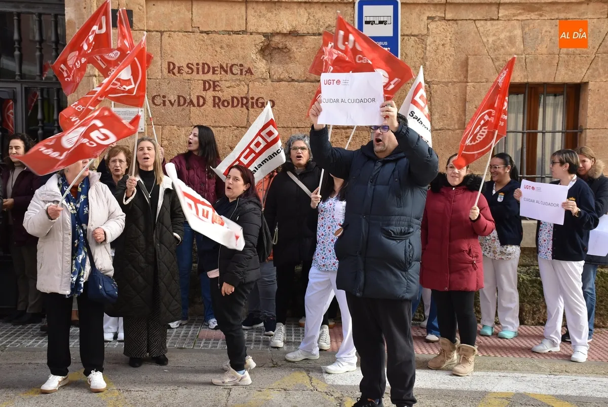 Foto 5 - Trabajadores de la Residencia Mixta reclaman a la Diputaci&oacute;n una mejora salarial
