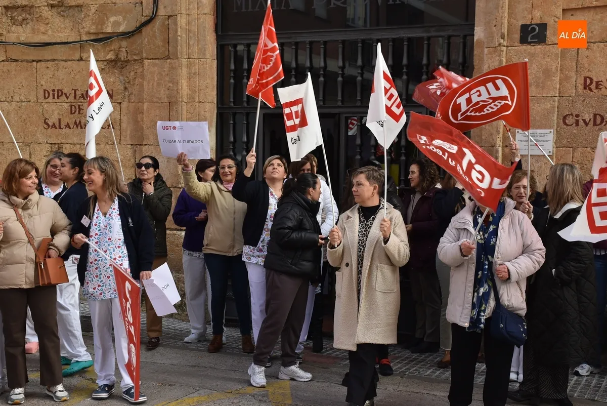 Foto 6 - Trabajadores de la Residencia Mixta reclaman a la Diputaci&oacute;n una mejora salarial