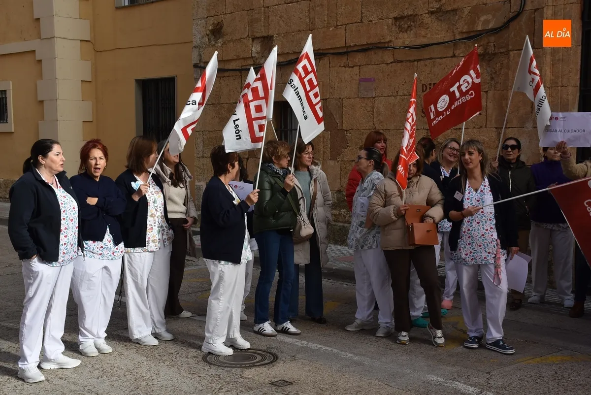 Foto 7 - Trabajadores de la Residencia Mixta reclaman a la Diputaci&oacute;n una mejora salarial