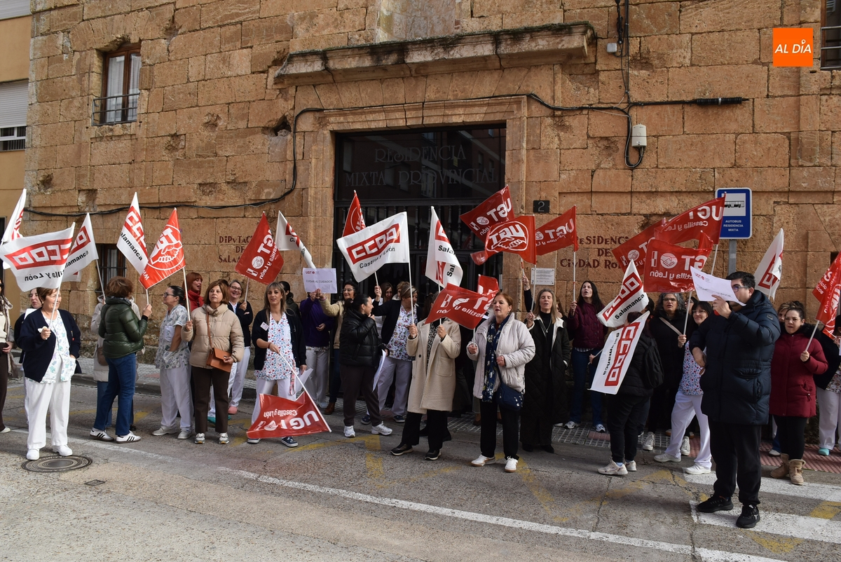 Trabajadores de la Residencia Mixta reclaman a la Diputación una mejora salarial