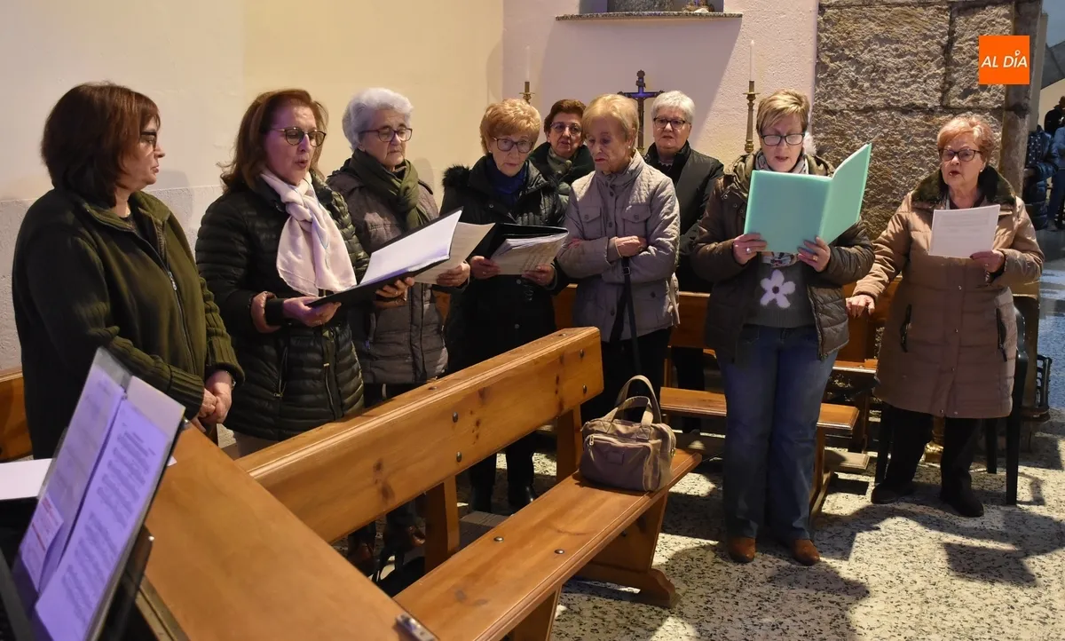 Foto 3 - Arranca, estrenando vara de Mayordom&iacute;a, la novena en honor a la Virgen de la Medalla Milagrosa