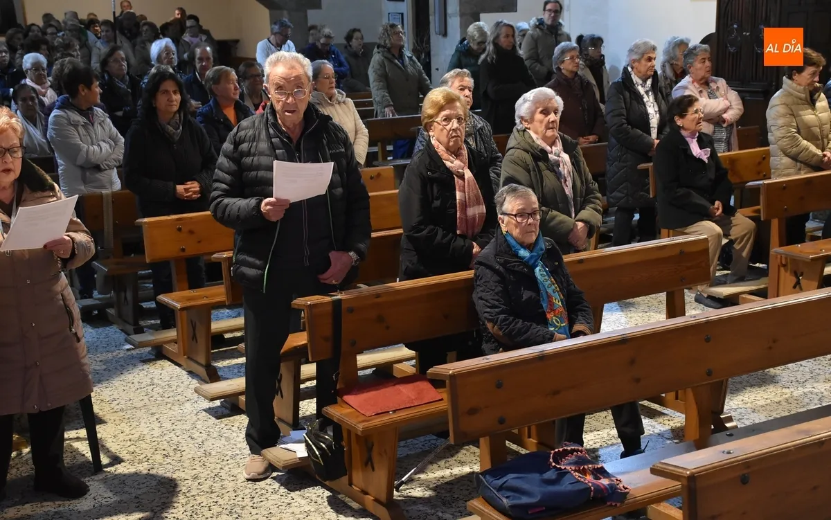 Foto 4 - Arranca, estrenando vara de Mayordom&iacute;a, la novena en honor a la Virgen de la Medalla Milagrosa