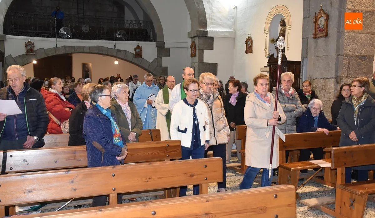 Foto 5 - Arranca, estrenando vara de Mayordom&iacute;a, la novena en honor a la Virgen de la Medalla Milagrosa