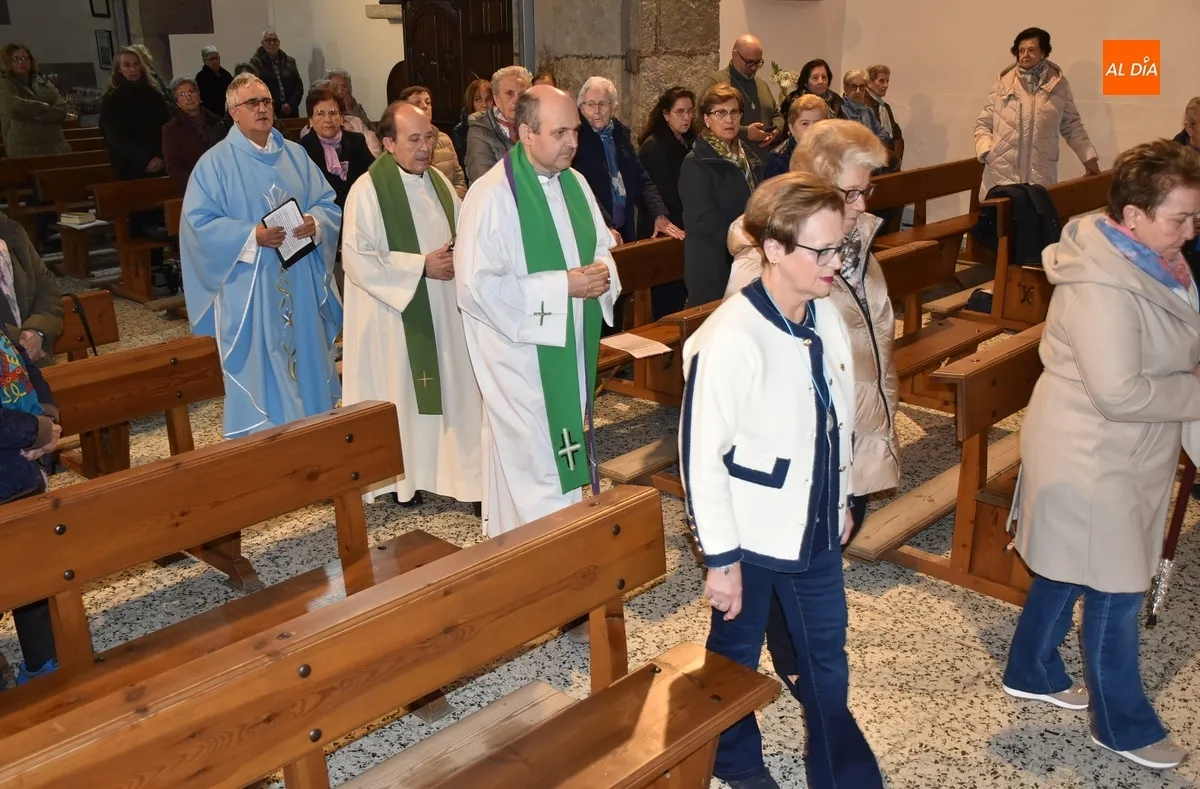 Foto 6 - Arranca, estrenando vara de Mayordom&iacute;a, la novena en honor a la Virgen de la Medalla Milagrosa