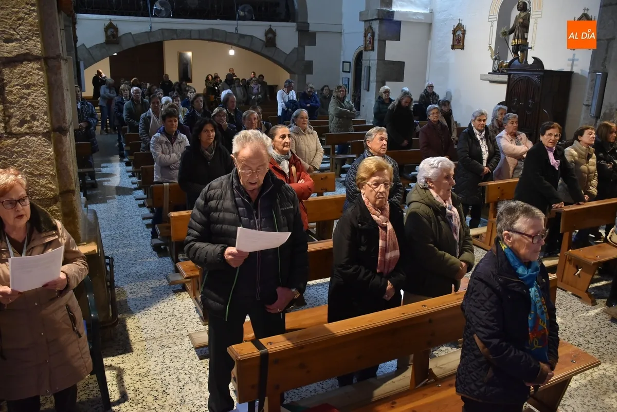 Foto 7 - Arranca, estrenando vara de Mayordom&iacute;a, la novena en honor a la Virgen de la Medalla Milagrosa