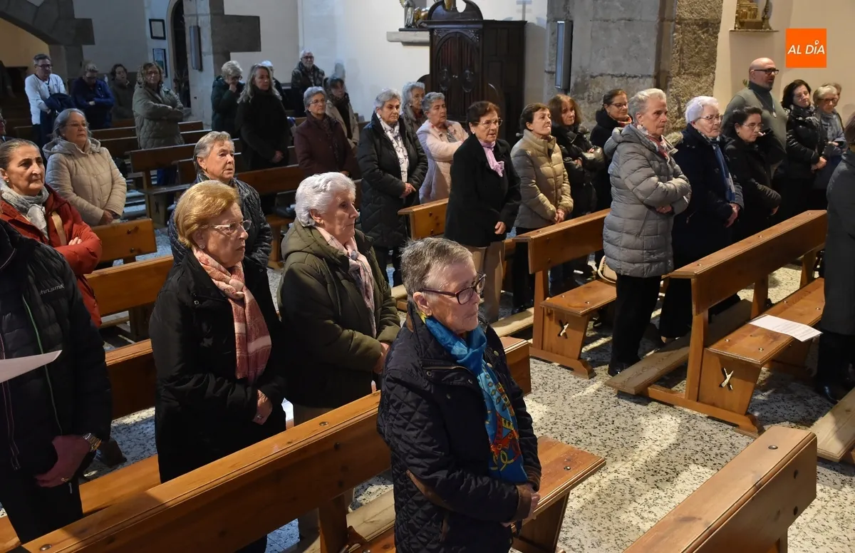 Foto 8 - Arranca, estrenando vara de Mayordom&iacute;a, la novena en honor a la Virgen de la Medalla Milagrosa