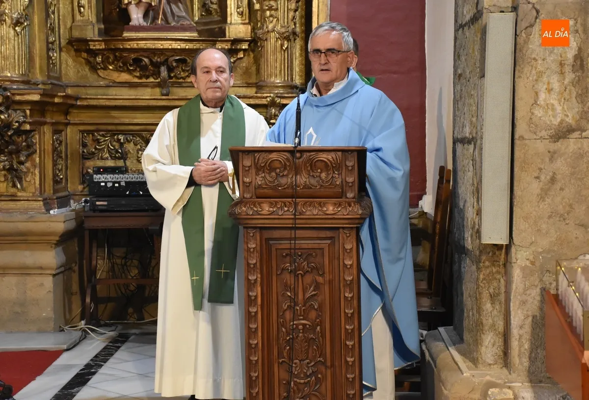 Foto 9 - Arranca, estrenando vara de Mayordom&iacute;a, la novena en honor a la Virgen de la Medalla Milagrosa