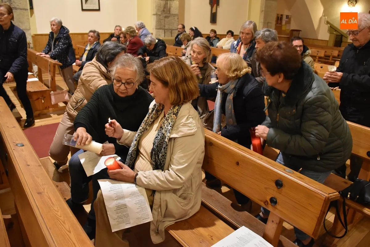 Foto 6 - Manos Unidas remarca con velas su compromiso con la esperanza, la fraternidad y el amor