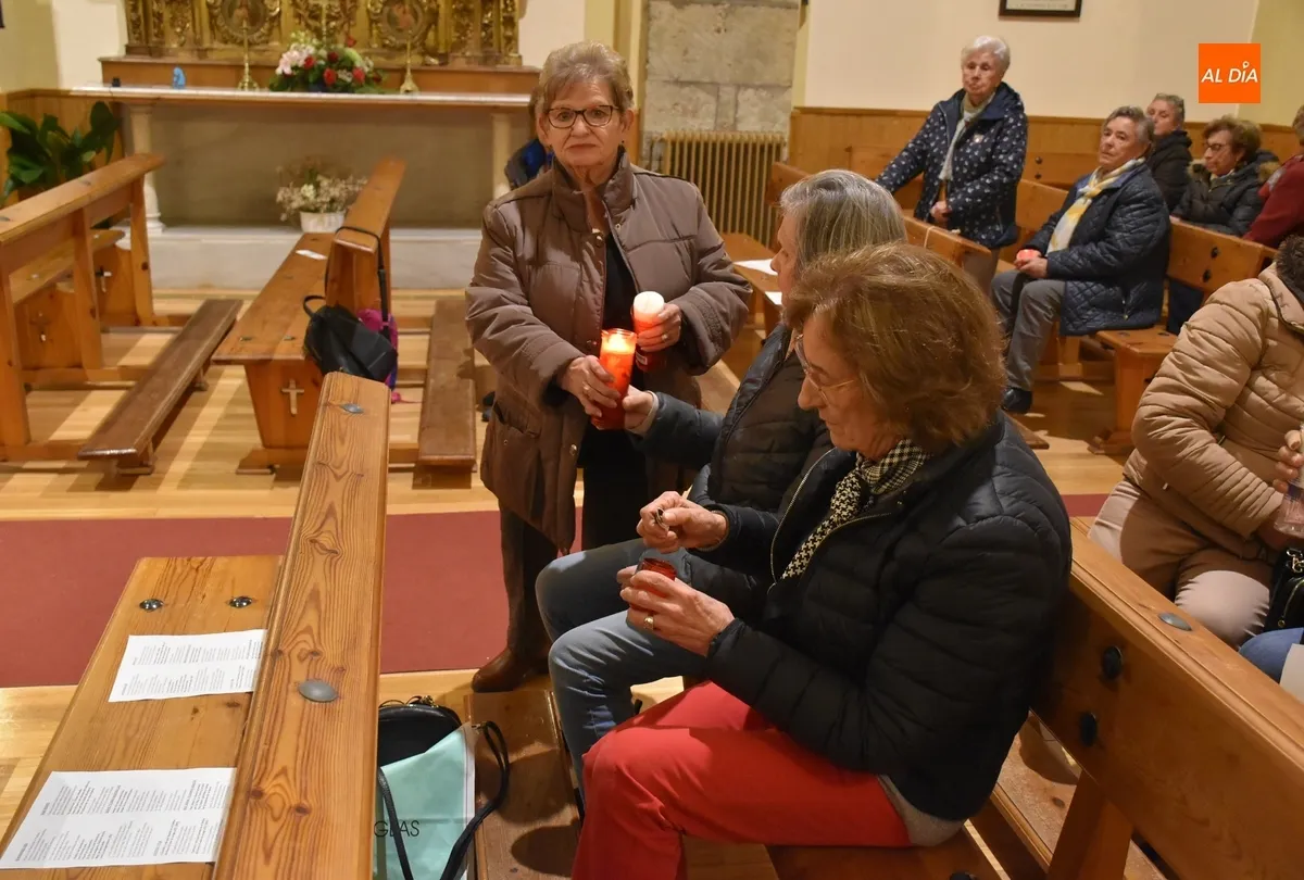 Foto 7 - Manos Unidas remarca con velas su compromiso con la esperanza, la fraternidad y el amor