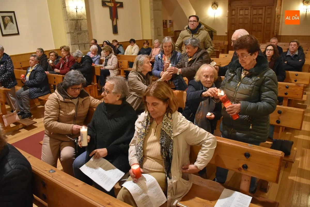 Foto 8 - Manos Unidas remarca con velas su compromiso con la esperanza, la fraternidad y el amor