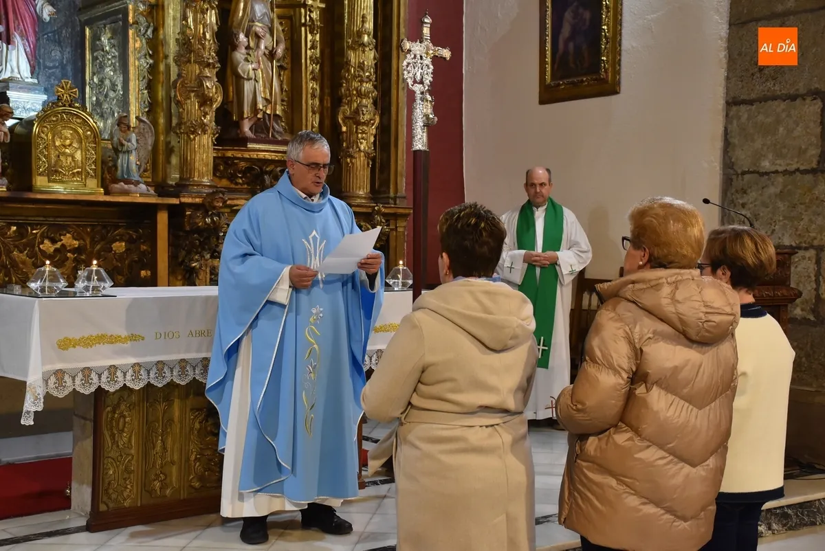 Foto 11 - Arranca, estrenando vara de Mayordom&iacute;a, la novena en honor a la Virgen de la Medalla Milagrosa