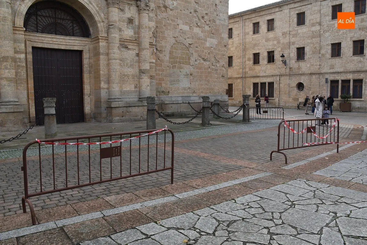 Foto 3 - La Catedral sufre peque&ntilde;os desprendimientos en la cornisa de la Torre y en una ventana