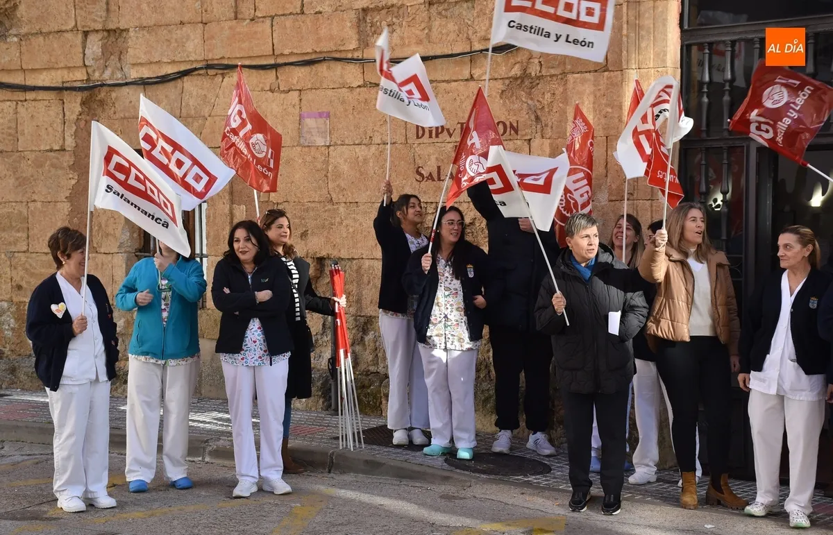 Foto 2 - Los trabajadores de la Residencia Mixta prolongan sus protestas para conseguir mejoras