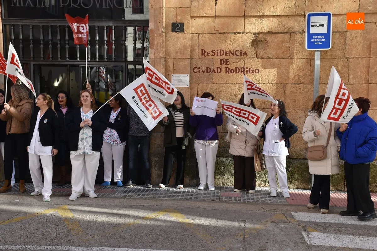 Foto 3 - Los trabajadores de la Residencia Mixta prolongan sus protestas para conseguir mejoras