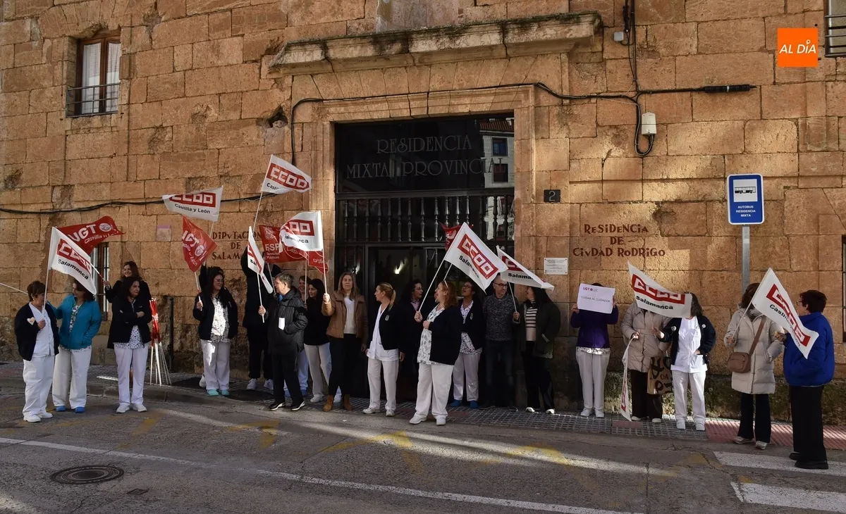 Foto 4 - Los trabajadores de la Residencia Mixta prolongan sus protestas para conseguir mejoras