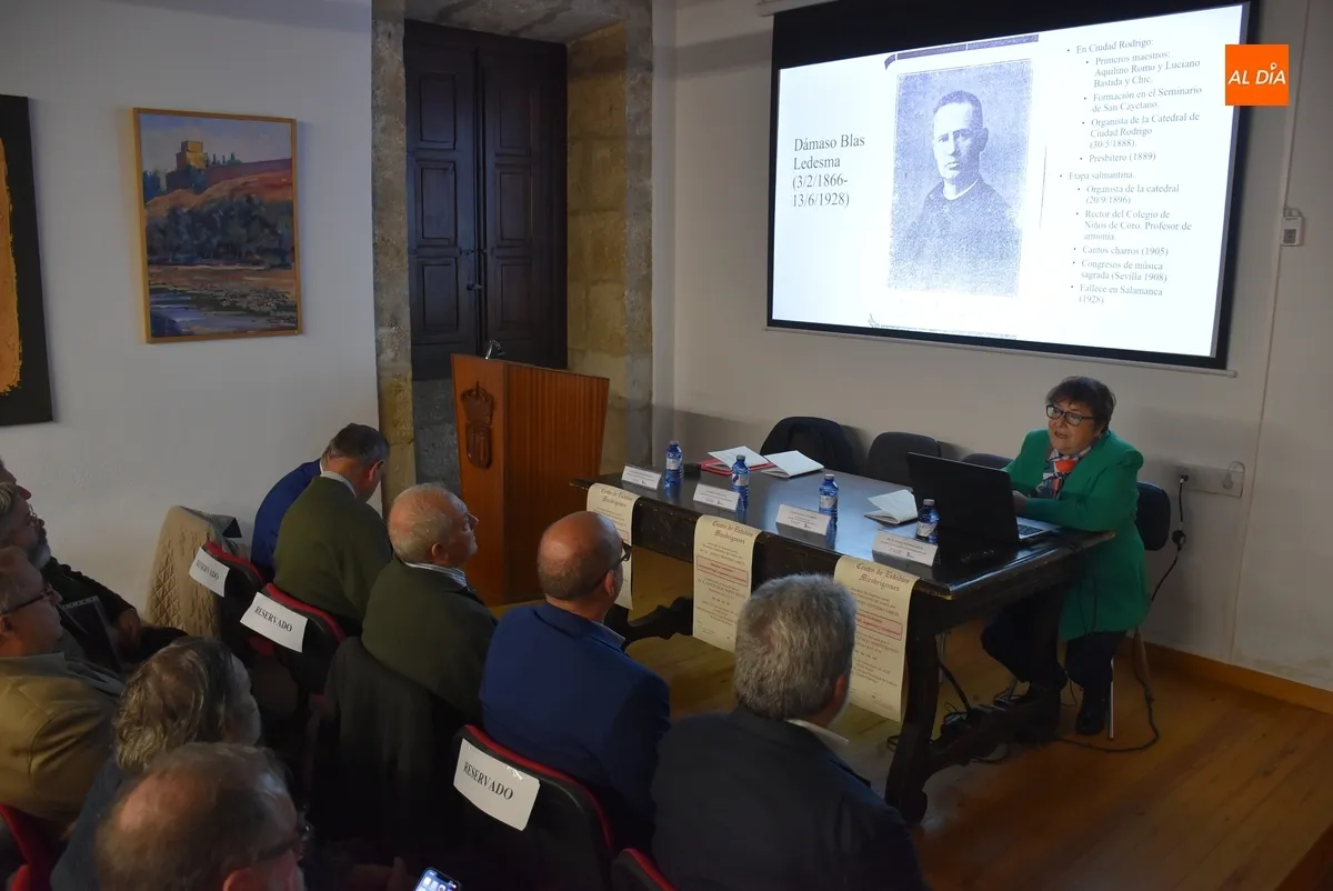 Foto 2 - Josefa Montero ingresa en el CEM desgranando la figura de D&aacute;maso Ledesma