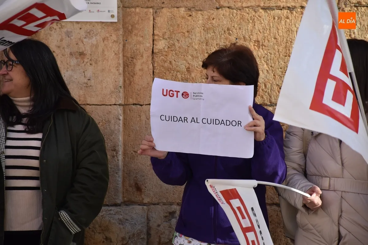 Foto 5 - Los trabajadores de la Residencia Mixta prolongan sus protestas para conseguir mejoras