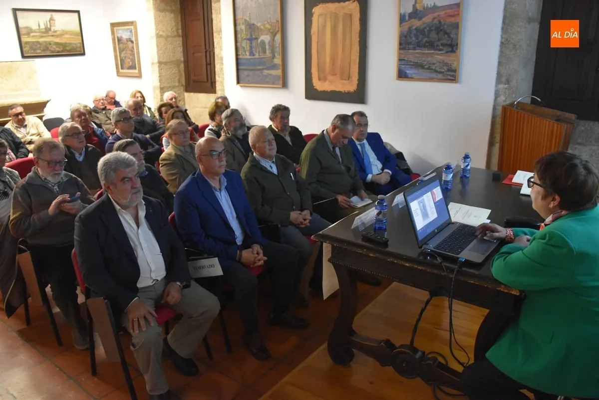 Foto 4 - Josefa Montero ingresa en el CEM desgranando la figura de D&aacute;maso Ledesma