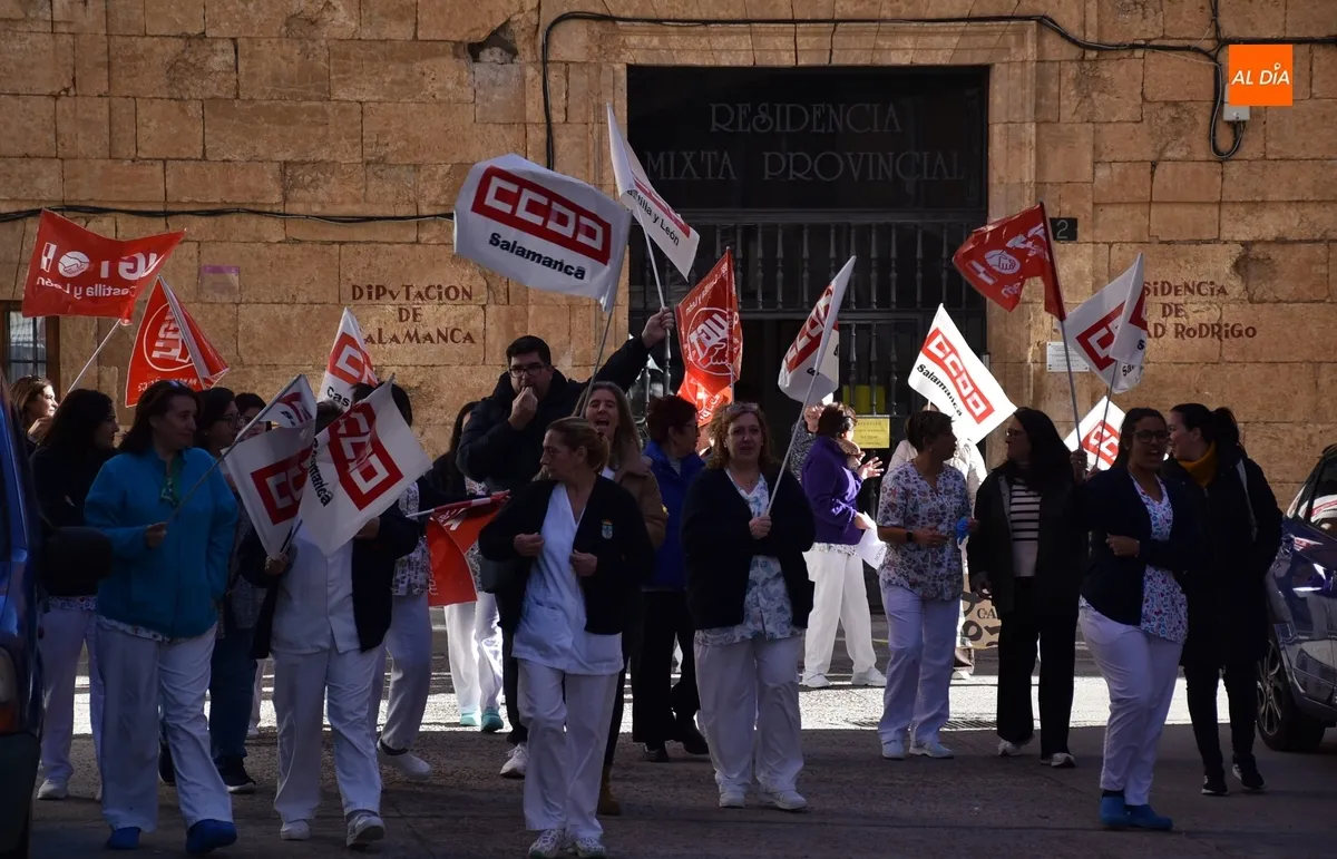 Foto 6 - Los trabajadores de la Residencia Mixta prolongan sus protestas para conseguir mejoras