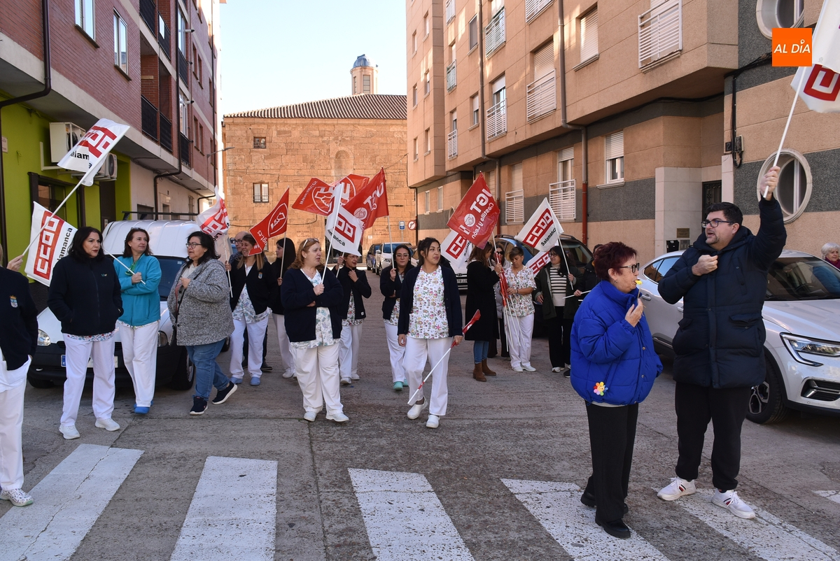 Los trabajadores de la Residencia Mixta prolongan sus protestas para conseguir mejoras