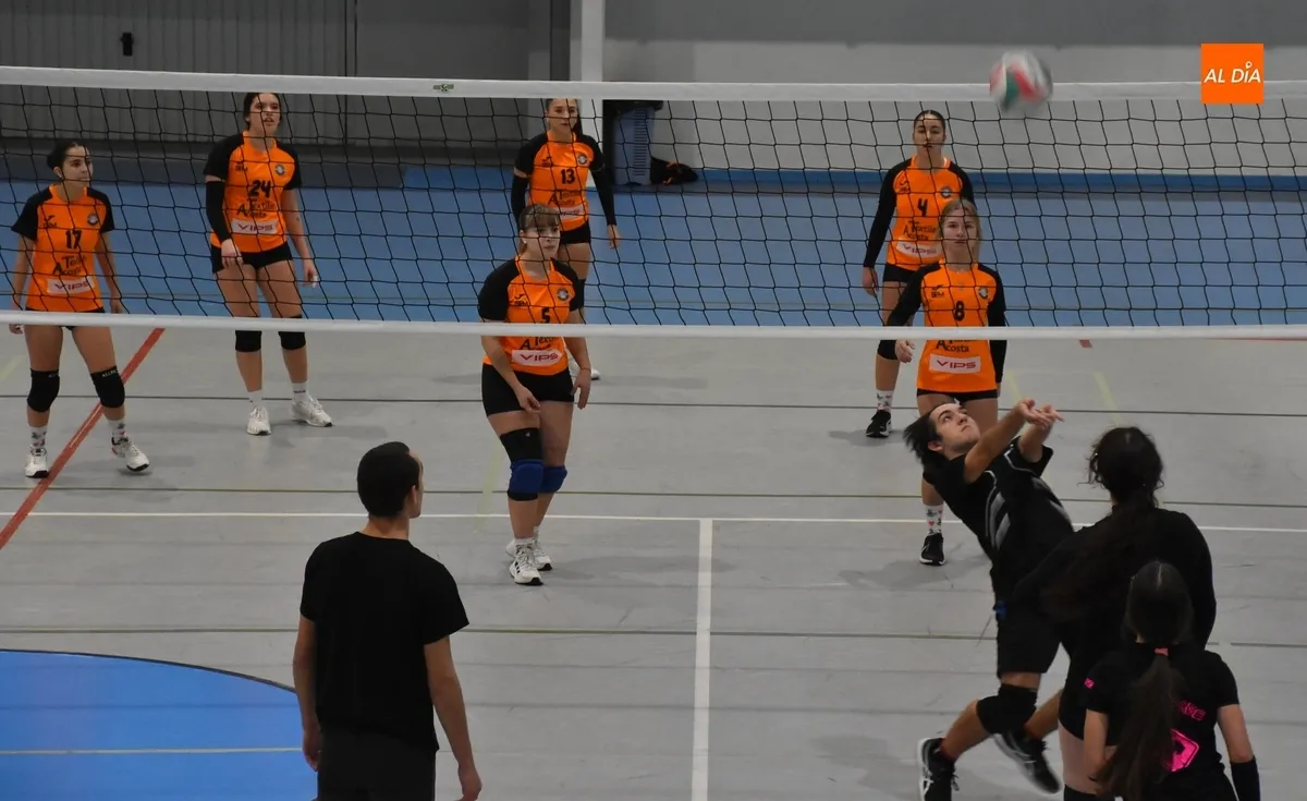 Foto 3 - El Club de Voleibol de Ciudad Rodrigo logra dos victorias ante su afici&oacute;n