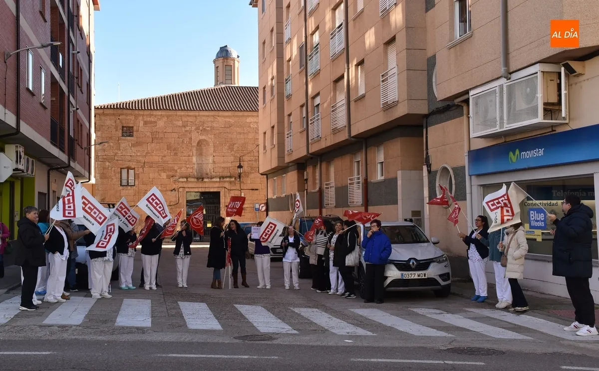 Foto 7 - Los trabajadores de la Residencia Mixta prolongan sus protestas para conseguir mejoras