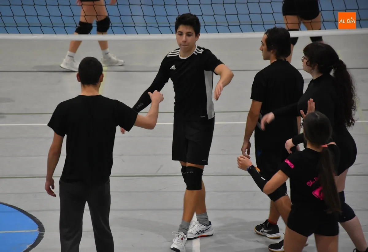 Foto 4 - El Club de Voleibol de Ciudad Rodrigo logra dos victorias ante su afici&oacute;n