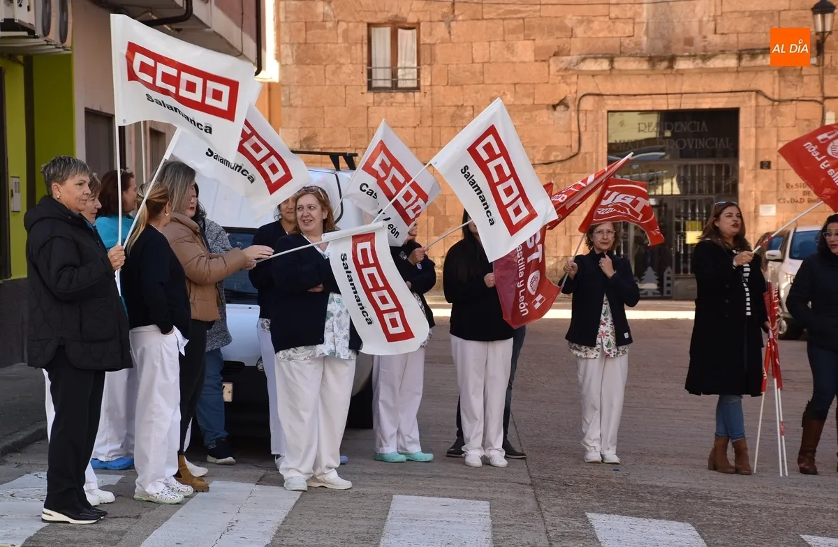 Foto 8 - Los trabajadores de la Residencia Mixta prolongan sus protestas para conseguir mejoras