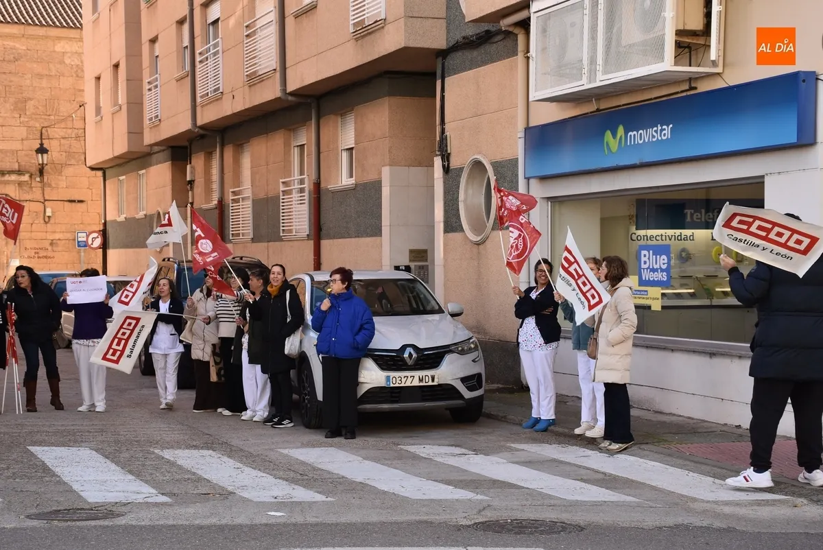 Foto 9 - Los trabajadores de la Residencia Mixta prolongan sus protestas para conseguir mejoras